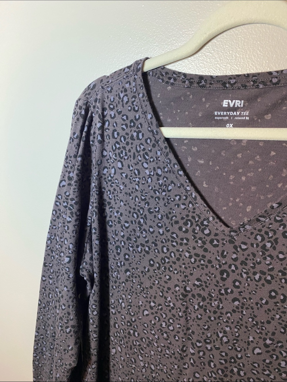 EVRI Women's Gray Leopard V-Neck Long Sleeve Top 0XL - Picture 2 of 5